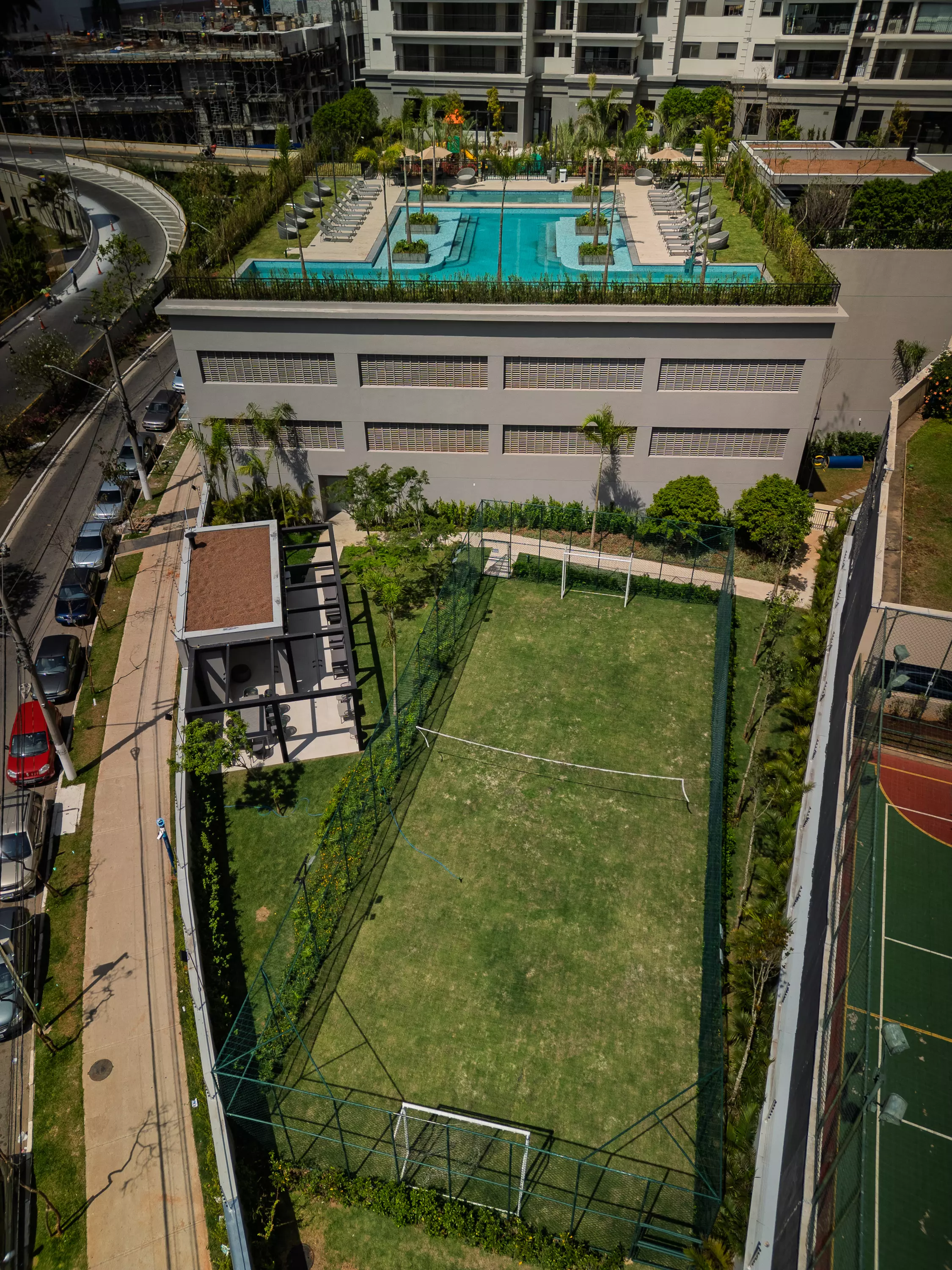 Foto do drone aéreo da quadra gramada