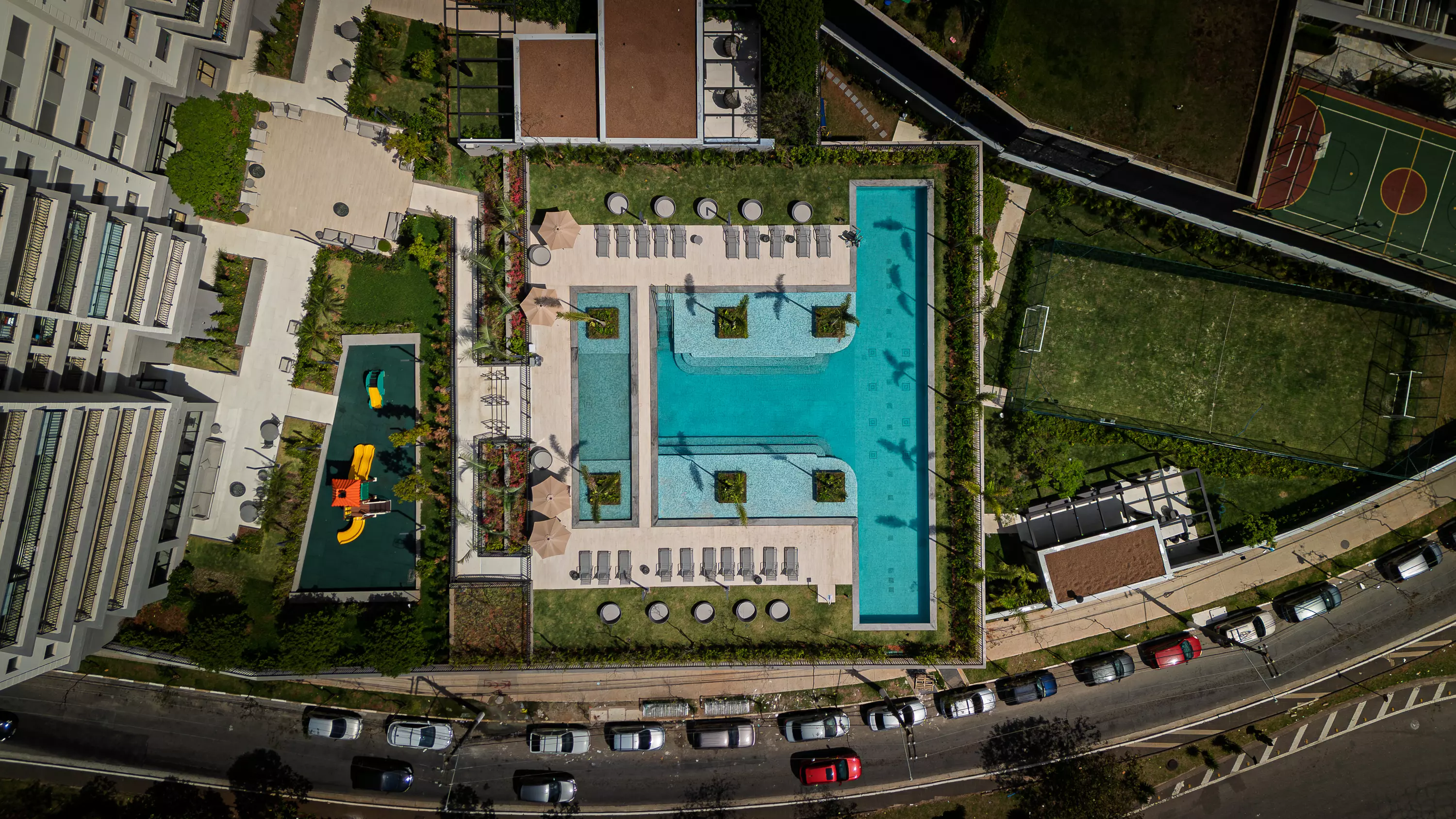 Foto do drone aéreo (piscina, playground e quadra)